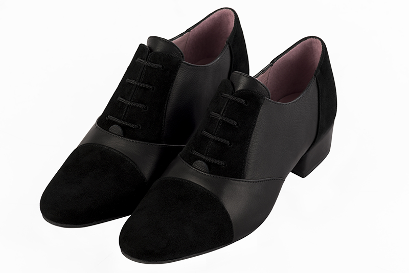 Matt black women's essential lace-up shoes. Round toe. Low block heels. Front view - Florence KOOIJMAN